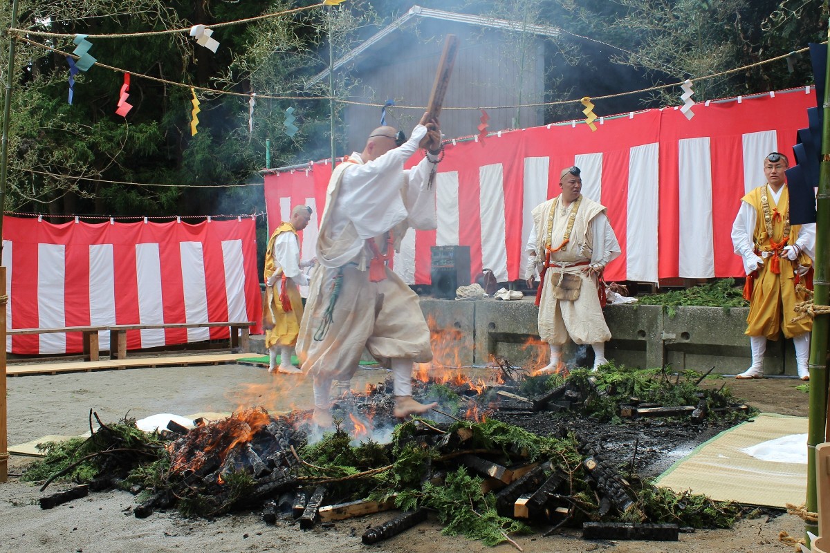 自性院「波切不動尊火渡り祭」（鴨川市天津）