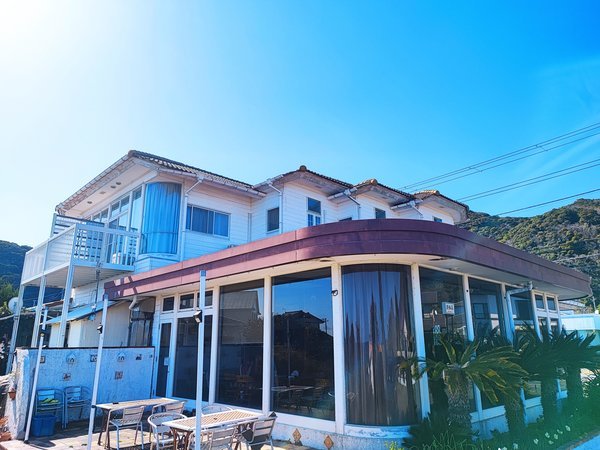国道128号沿い、海まで５０Mのロケーションです。