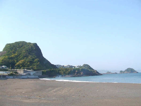 ・ペンションのすぐ前には美しい鴨川太海海岸が広がる